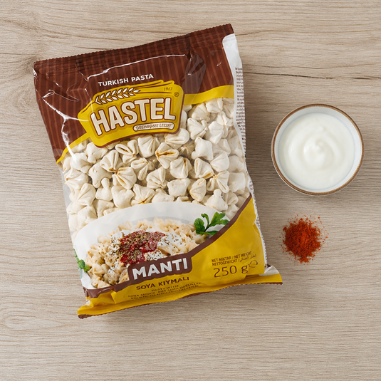 Manti HASTEL 250g - vue flat lay avec yaourt et paprika