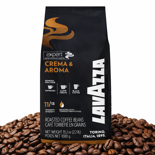 Gros plan sur les grains de café torréfiés du mélange Lavazza Crema e Aroma