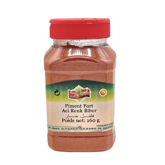 Sibel Piment Fort Moulu 160g, une épice rouge intense au goût relevé. L’emballage met en avant la puissance aromatique du piment moulu, parfait pour assaisonner et relever les plats avec une touche épicée.