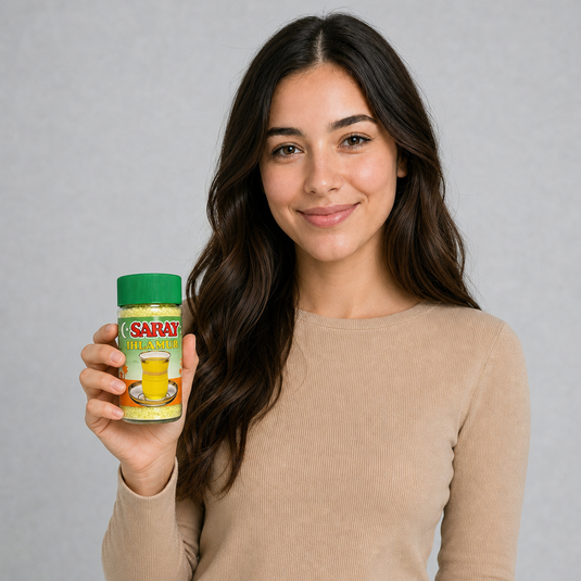 Thé instantané au tilleul SARAY Ihlamur 200g - mannequin tenant le produit