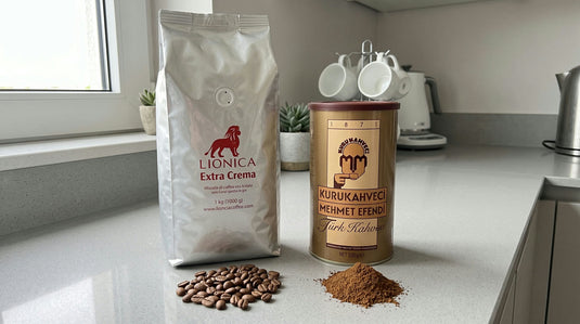 Sachet de café en grains LIONICA Extra Crema et boîte de café turc moulu Mehmet Efendi posés côte à côte sur un plan de travail de cuisine moderne