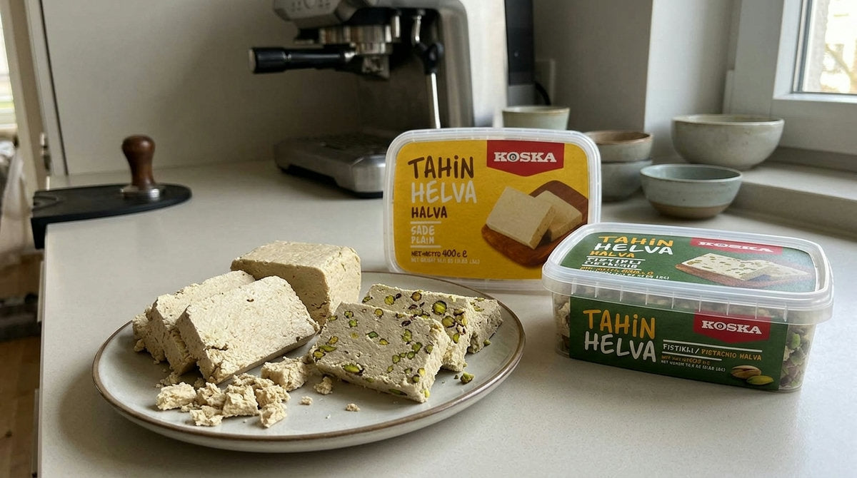 Assiette de helva tranchée avec les boîtes réelles Helva Nature et Pistache KOSKA 350g