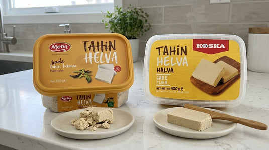 Pot de helva nature METIN et boîte de helva nature KOSKA posés côte à côte, avec un morceau de helva émietté et une tranche coupée, sur un plan de travail de cuisine moderne
