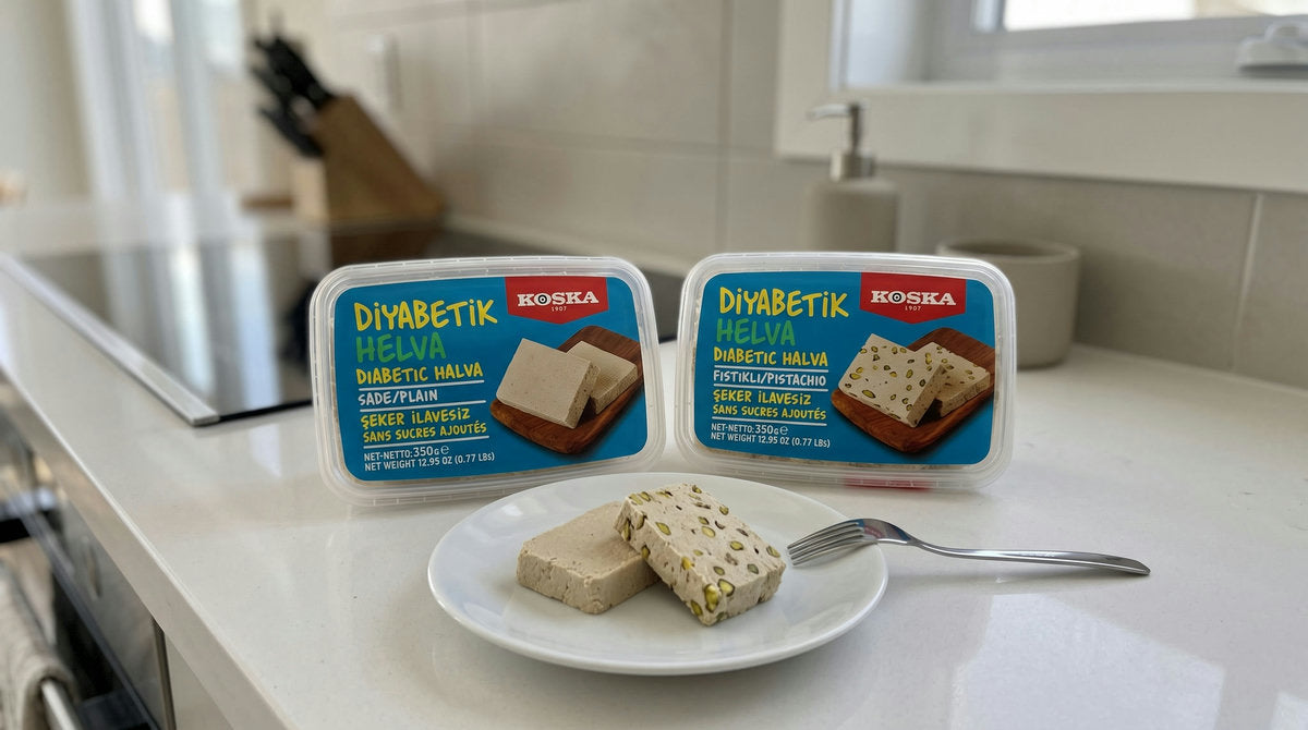 Paquets de Helva Nature et Helva Pistache Sans Sucres Ajoutés KOSKA côte à côte sur un plan de travail de cuisine moderne