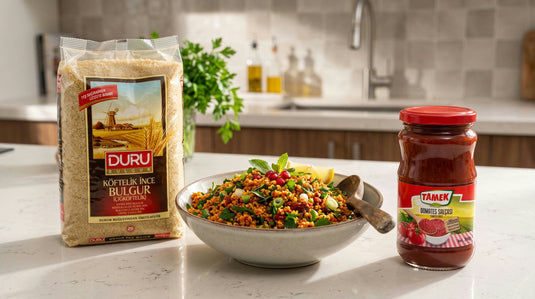Saladier de kısır avec le sachet réel de boulgour DURU 1kg et le pot de concentré de tomate TAMEK 360g