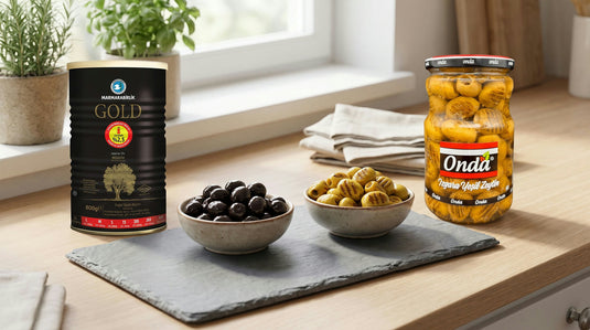Bols d'olives noires et vertes avec les emballages réels Marmarabirlik XL Gold 800g et Onda 680g