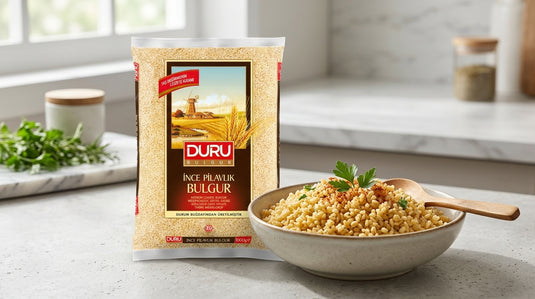 Bol de pilaf de boulgour moelleux garni de persil, posé à côté du paquet de Boulgour Midyat DURU sur un plan de travail de cuisine