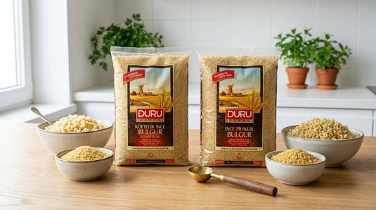 Deux paquets de boulgour DURU (extra fin et Midyat) posés côte à côte avec des bols de grains crus et cuits sur un plan de travail en bois