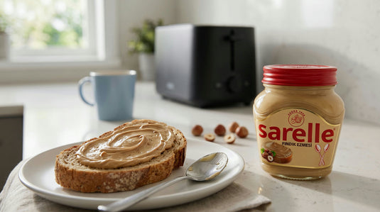Tartine de pâte à tartiner noisette avec le pot réel SARELLE 350g sur un plan de travail