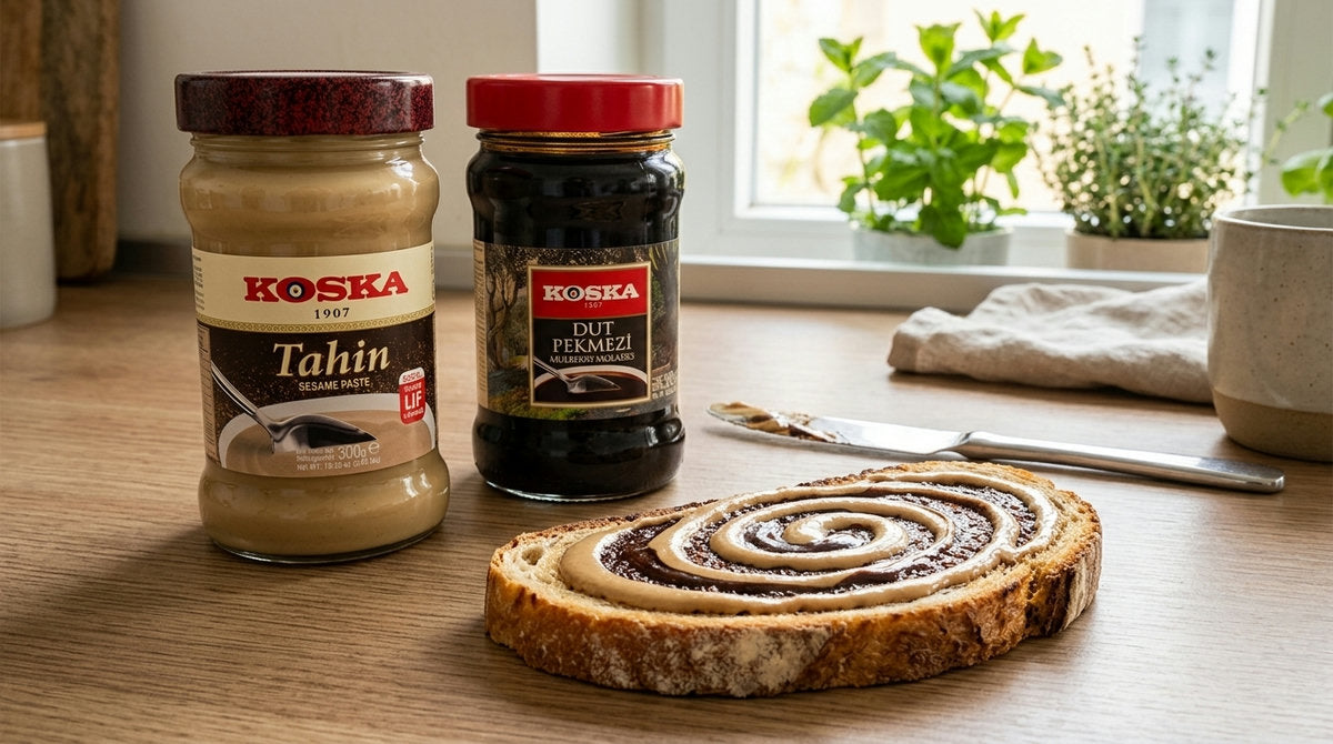 Tartine tahin-pekmez avec les pots réels KOSKA Tahin 300g et Mélasse de Mûrier 380g