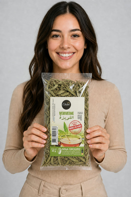 Tisane Verveine Naturelle 40g - mannequin tenant le produit de face