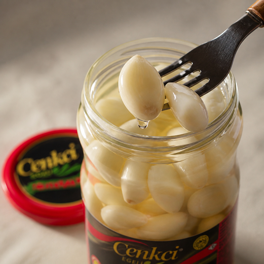 Tursu Ail Mariné CENKCI 350g - gros plan gousses d'ail à la fourchette