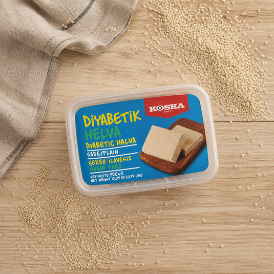 Helva Diyabetik KOSKA 350g - vue flat lay avec graines de sésame