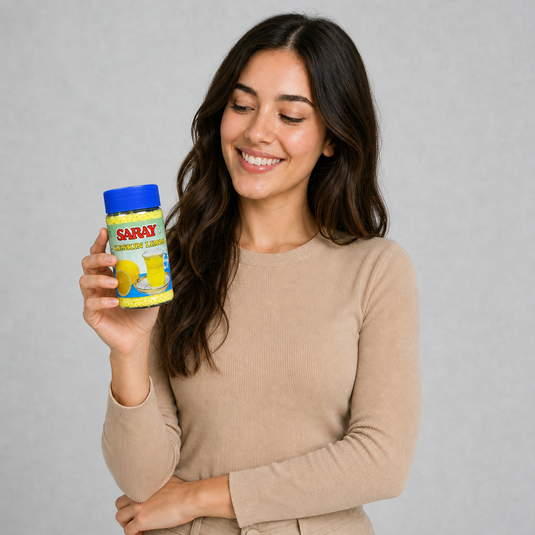 Thé instantané au citron SARAY Keskin Limon 200g - mannequin tenant le produit