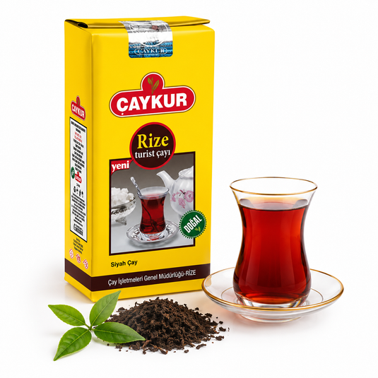 Thé noir Caykur turc avec un verre de thé